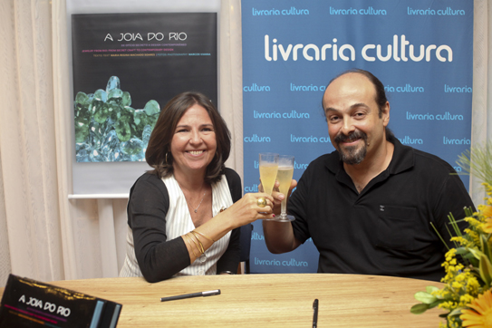 Regina Machado e Marcos Vianna comemoram o sucesso do livro