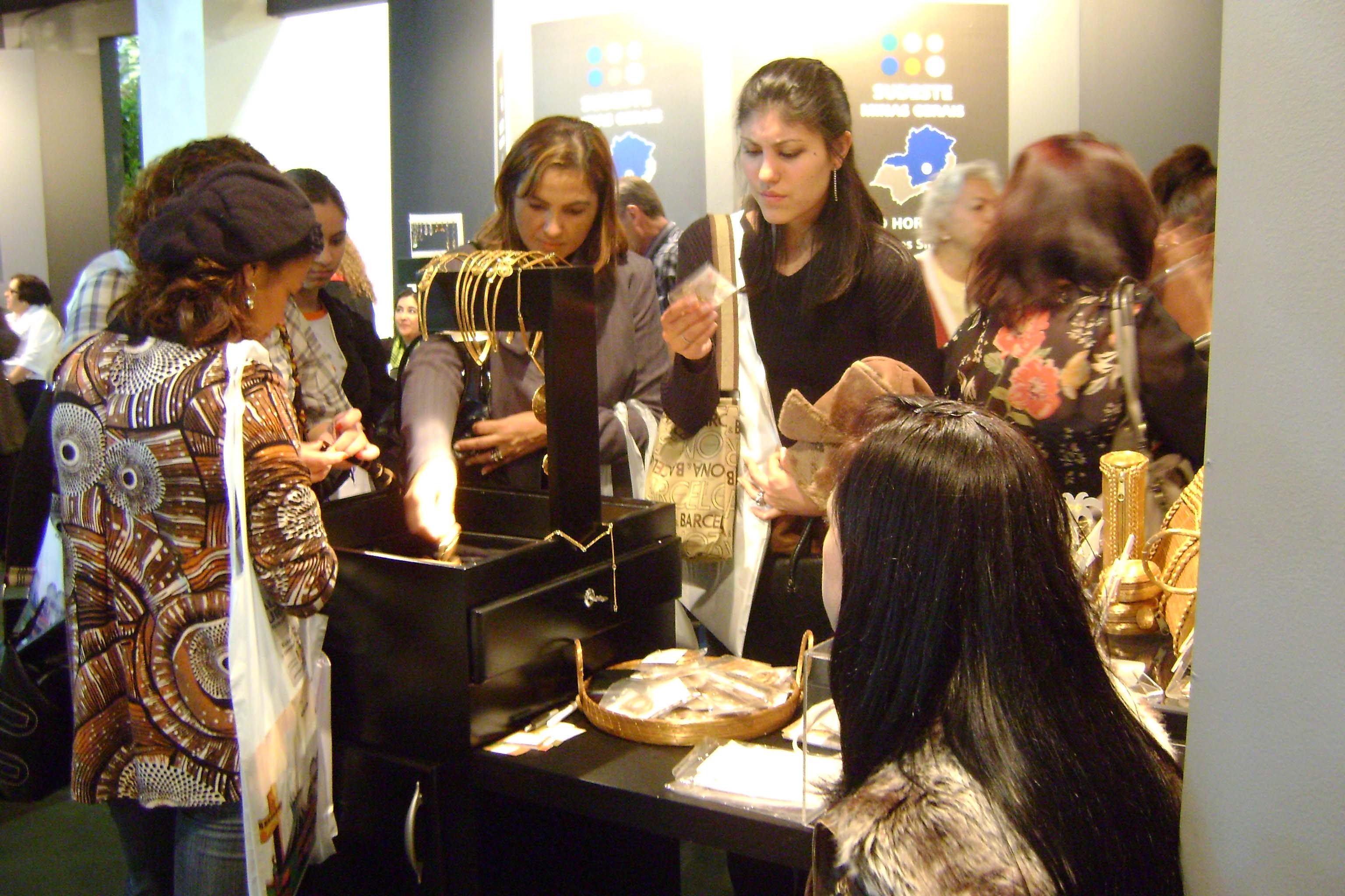 Visitantes no estande do Rio de Janeiro